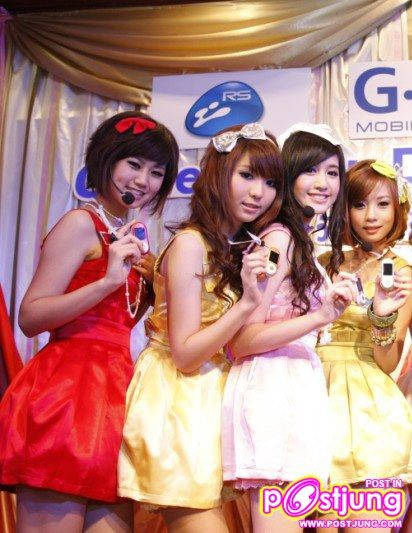 พี่จินนี่อยู่ตรงกลางข้างซ้ายมือเฟย์