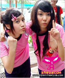 พิมมี่อยู่ข้างซ้าย