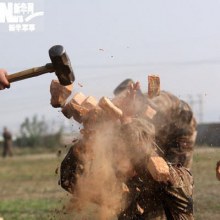 Chinese People's Liberation Army Hard Qigong training: head to open the chest brick rubble