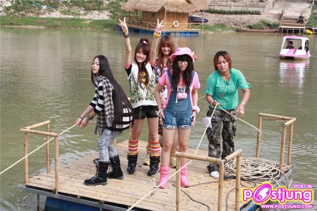 นั่งแพข้ามฝั่งมาเกาะกลางแม่น้ำกันคะ