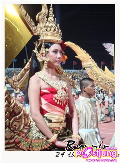 เป็นผุ้หญิงที่ใส่ชุดไทยสวยมาก