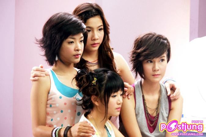 ฝ้ายอยู่ริมๆซ้ายสุด