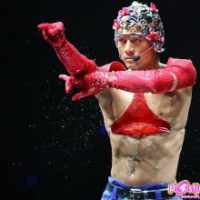 Aaron Kwok เมื่อไหร่นักร้องชายไทยจะแต่งตัวแบบนี้เล่นConcert 