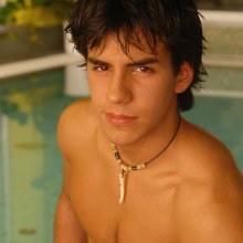 หล่อ ๆ ล่ำ ๆ ผ่านป่าวบอกด้วยน่ะ