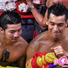 สงกรานต์ 2553 หนุ่มๆ ตัวเปียกปอน น้ำกระจาย แป้งกระจุย