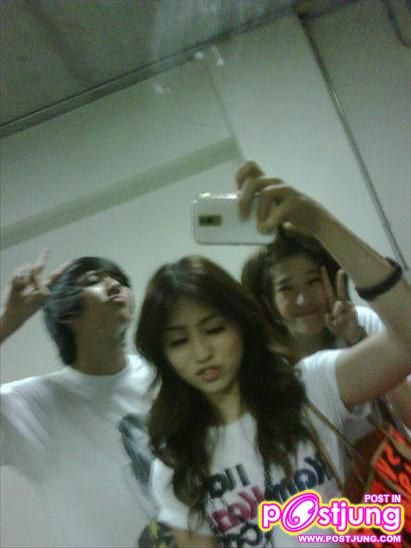 จับมือกันล่ะสิด้านหลังน่ะ