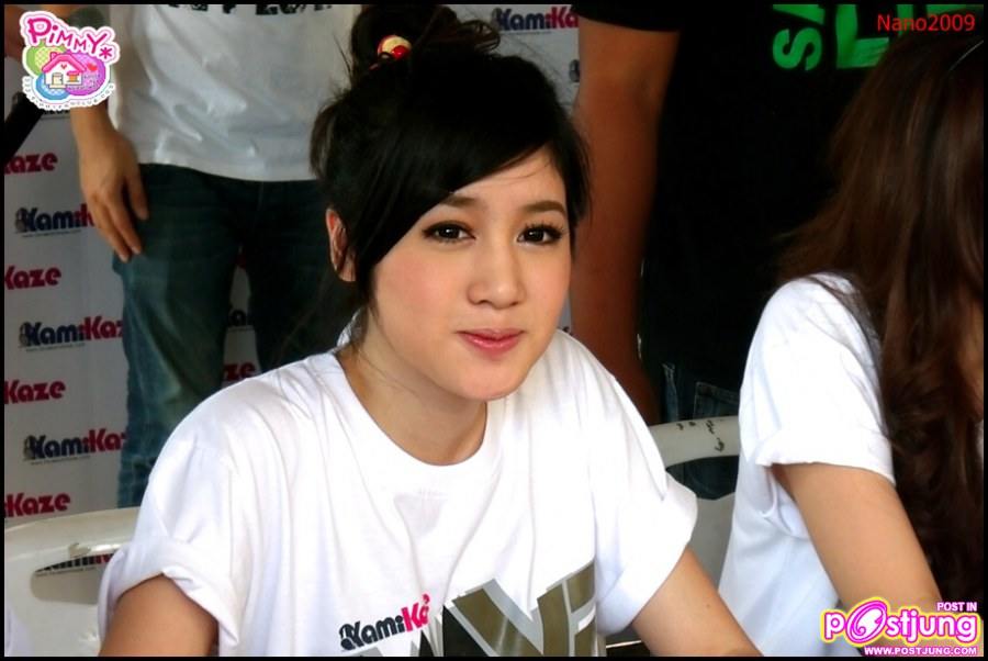 เหมือนไม่มองกล้องเยย