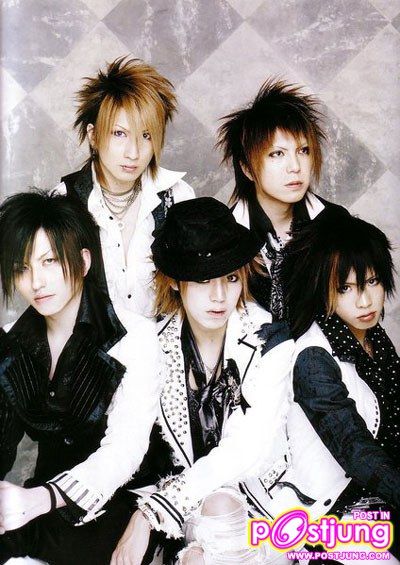 คนที่2หนุ่มหล่อแห่งAlice9(คนกลาง)ชื่อโช