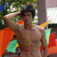 วัยรุ่นๆ ริมสระน้ำ