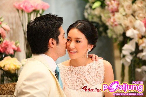 นุ่นในชุดรัดรูปลูกไม้สีขาว(ชุดหมั้น)