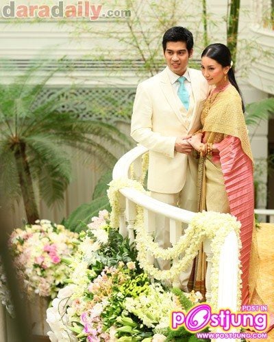 นุ่นในชุดไทยโบราน(หลั่งนำสังข์)