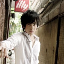 ผู้ชาย น่าตาดี ที่อยู่บนโลก ร้อน ร้อน นี้