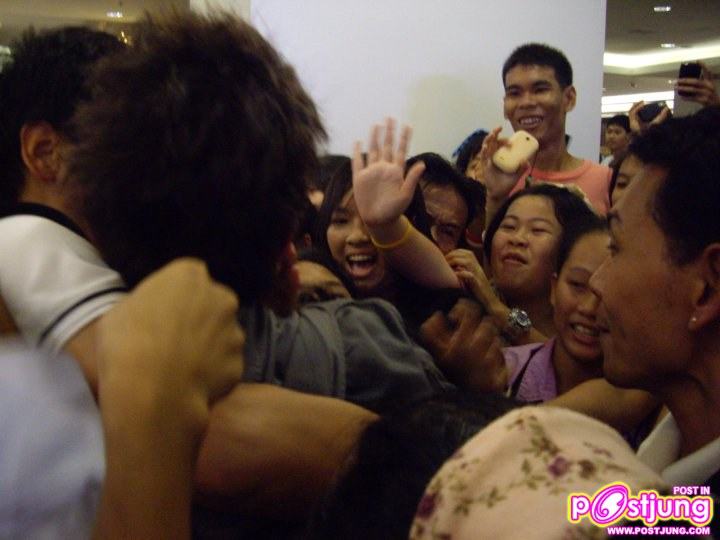 โดนแฟนคลับรุมทึ้ง