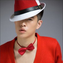 ตี๋ขาวเสื้อแดงหลากสี