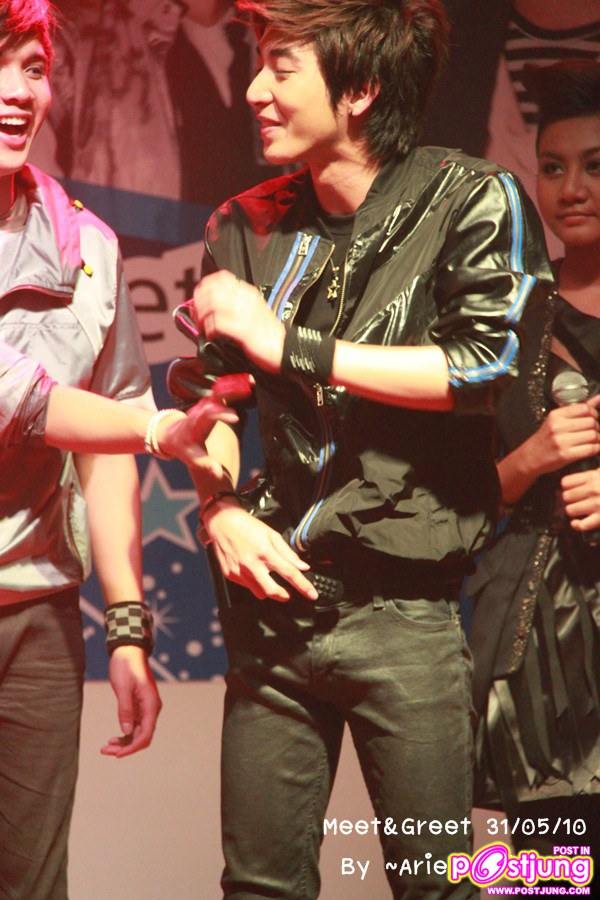 เค้าแซวว่าเฮียพกกระบอกไฟฉายไว้ในกางเกงเหรอ