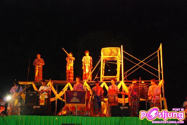 ดนตรีแห่งอีสานขับกล่อมน้องให้ผ่องอำไพ