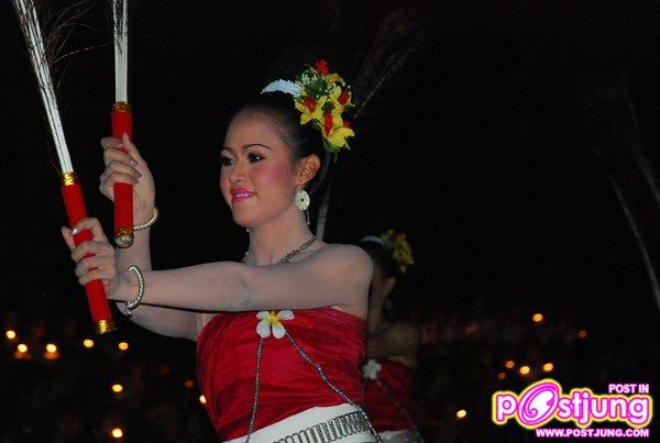 ฟ้อนหางนกยูงแห่งอีสานนวยนาฏหวานจับใจ