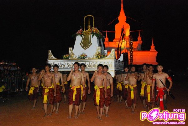 แบกโรจนากรไว้บนบ่าเทอดค่าไว้ในดวงจิต