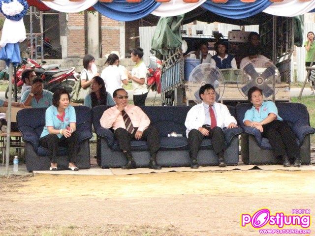 คณะผู้บริหารนั่งดูด้วยความชื่นชอบ