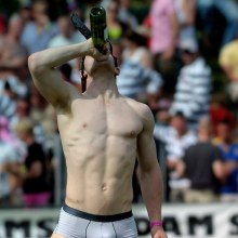 ดูนักกีฬาครับ