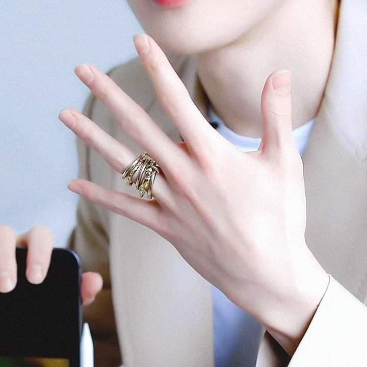 มือสวยขนาดนี้ของใครกันล่ะเนี่ยย ?