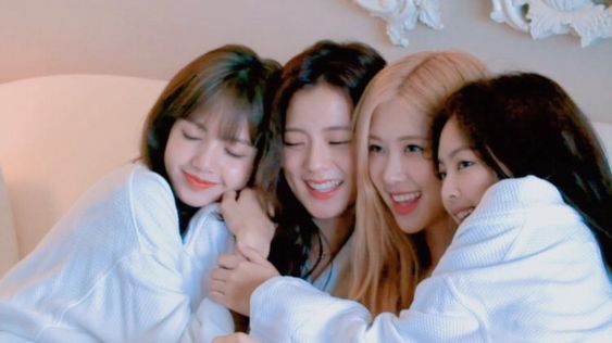 คุณคิดว่า 4 สาวรักกันมากๆมั้ย?