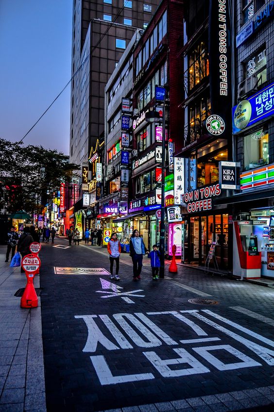 ตกดึกคุณได้ไปตามหาของกินไกล้ที่พัก -myeongdong คุณจะกินอะไรเป็นอย่างแรก?