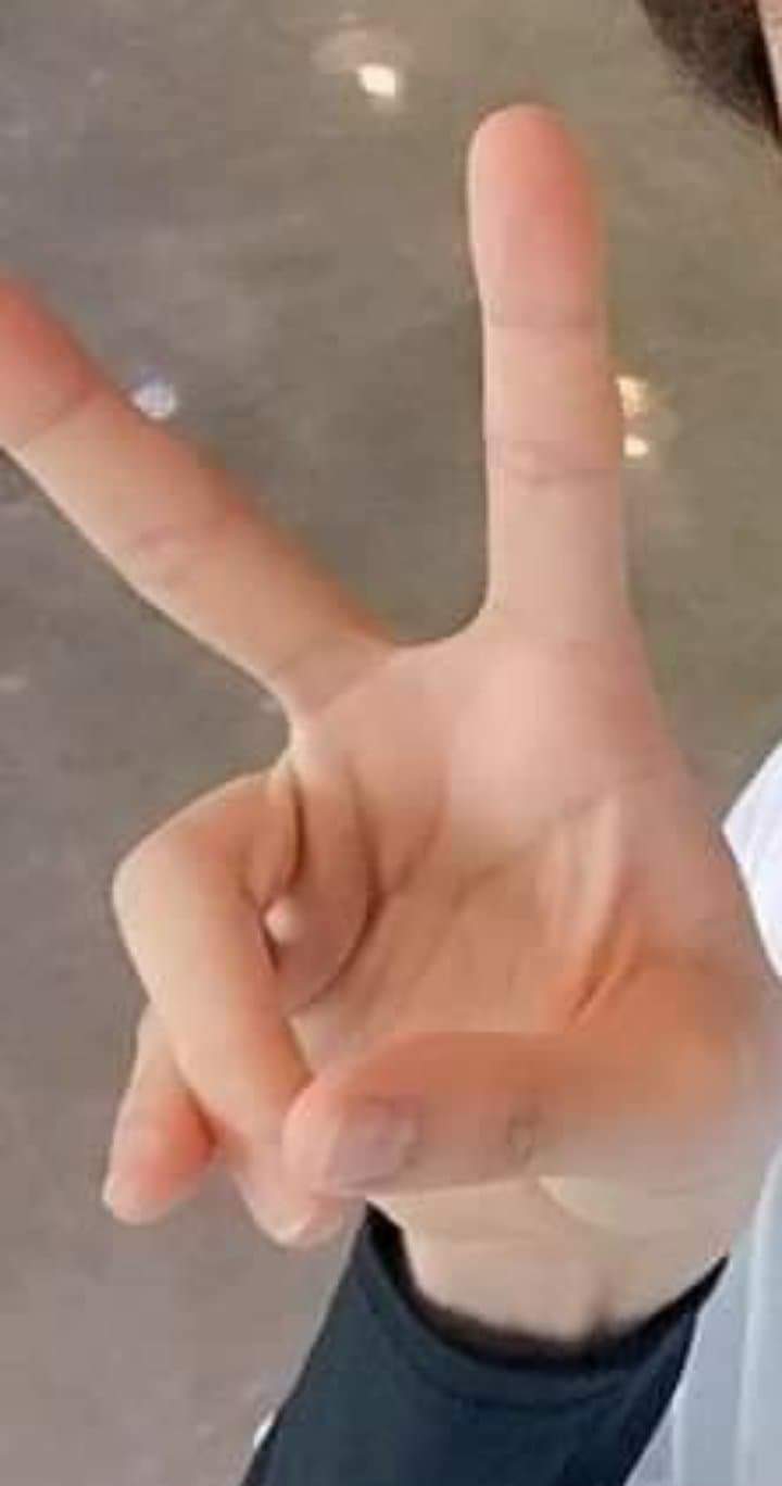 มือของใครเอ่ยย?