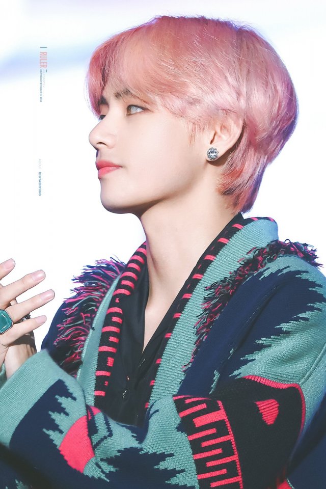 V โกรธคุณแล้วไปที่คาเฟ่ คุณเห็น V หน้านิ่งอยู่คนเดียว คุณ: