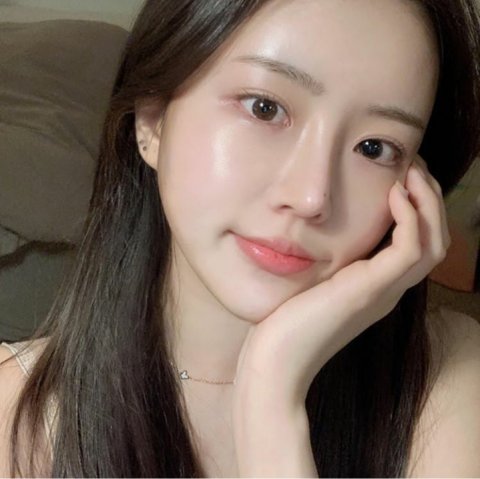 หน้าฉ่ำๆ+ลิปมันเบาๆพอเป็นพิธี