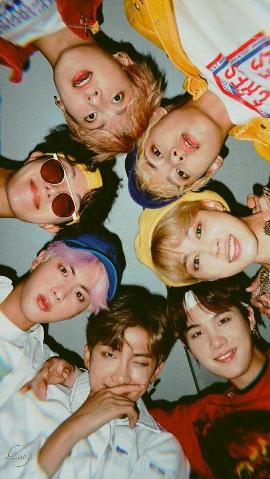 ทุกคนใน BTS ได้นำเค้กวนเกิดมาให้คุณเพราะว่าวันนี้เป็นวันเกิดของคุณ คุณคิดว่าคุณจะรับเค้กของใคร