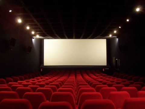 เดทแรกที่โรงหนัง มีคนอยู่ไม่ถึง10คน