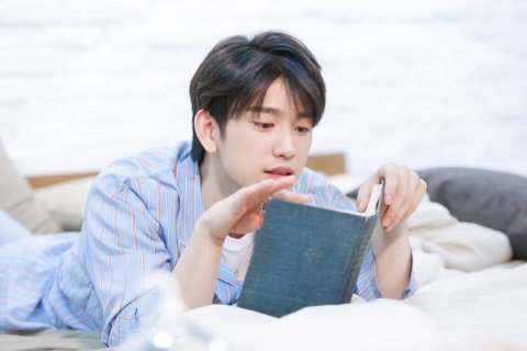 จินยอง นอนอ่านหนังสือรอคุณไปพรางๆบนเตียงรอคุณกลับมาให้อ้อน