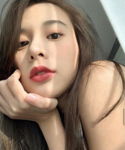 ไม่ลุคไปไหนดีกว่าทาลิปอยู่โต๊ะนี่เเหละ...ขี้เกียจเดินเริ่มมึนๆแล้วด้วย...(หน้าปกติบางๆเน้นปากอย่างเดียว)