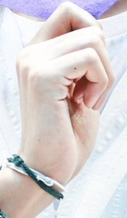 มือใคร