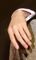 มือใคร