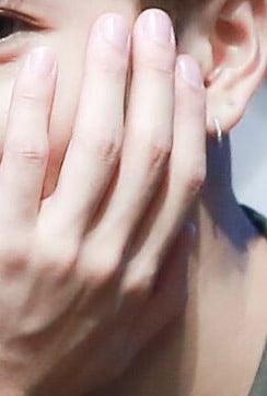 มือของใคร?