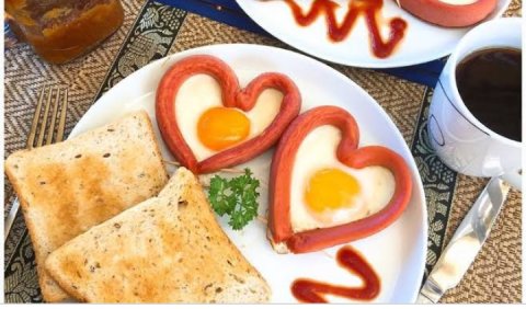 ขนมปังกับไข่ดาวรูปหัวใจ
