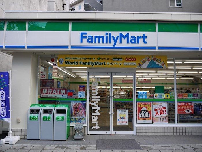 ตอนนี้เวลา18:51 คุณกำลังจะกลับที่พักของคุณ คุณเห็นfamily mart เลยอยากเข้าไปซื้อของ ( คุณจะซื้ออะไรดี~ )