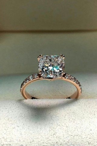 ซื้อแหวนให้คุณพร้อมขอคุณแต่งงาน