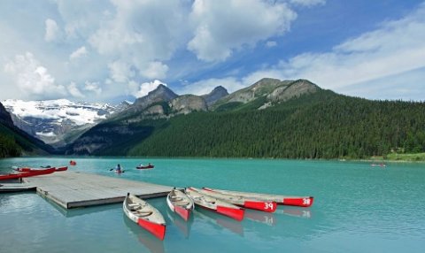 ทะเลสาบลูอิส ประเทศแคนาดา : เหมาะสำหรับฤดูหนาวและคู่รัก ล้อมรอบด้วยเทือกเขาร็อกกี้และทะเลสาบสีเขียวสด!
