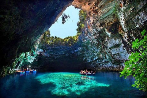 เมลิสซานี ประเทศกรีซ : สระน้ำหลุมยุบในถ้ำอันงดงาม แอบโรแมนติกเบาๆนะเนี่ย!