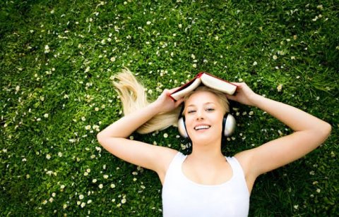 อ่านหนังสือหรือฟังเพลง