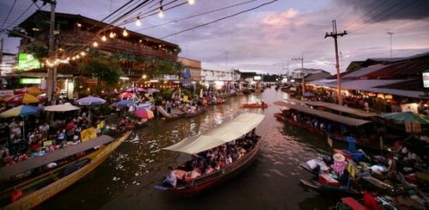 เดินกินน้ำแตงโมที่ตลาดน้ำ