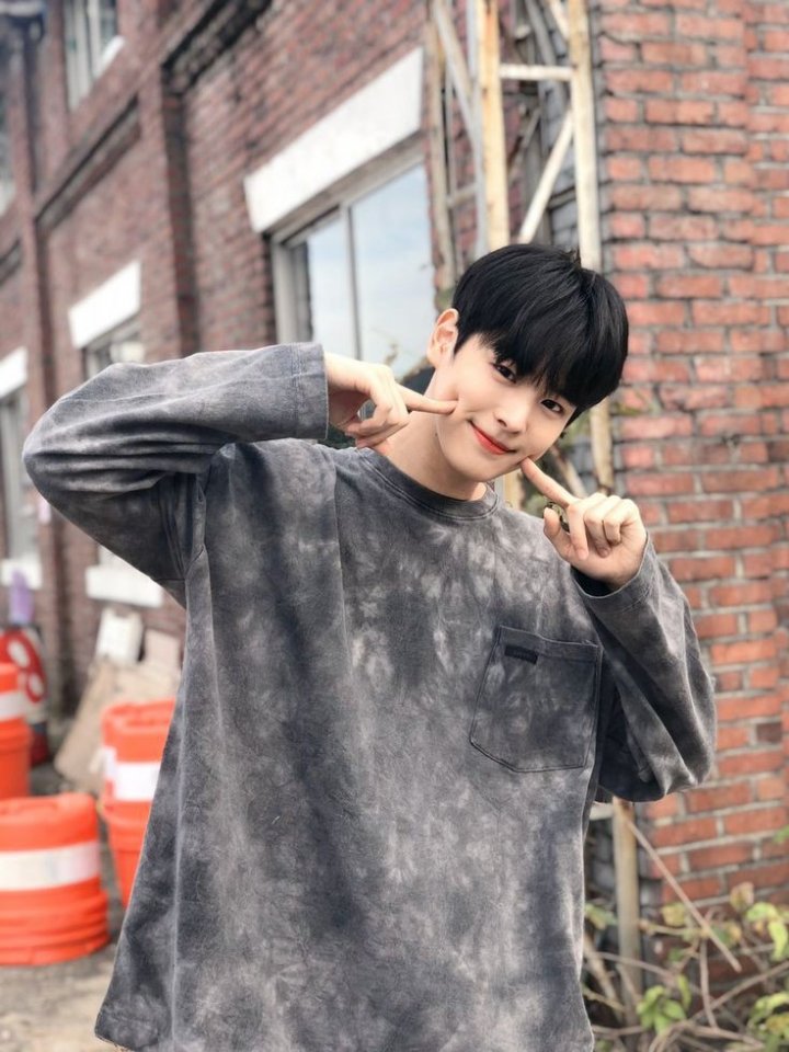 คุณรู้จักเขามั้ย?