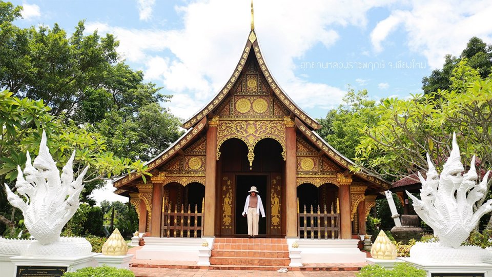 สวนนี้ชื่อสวนอะไร? จำลองวัดเชียงทองจากหลวงพระบาง ซึ่งเป็น 1 ในมรดกโลก มีดอกจำปาลาว หรือลั่นทม เป็นดอกไม้ประจำชาติ