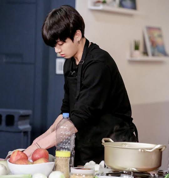 จากนั้นจองกุกก็มาทำอาหารให้คุณกิน จองกุกทำอะไรให้คุณกิน?