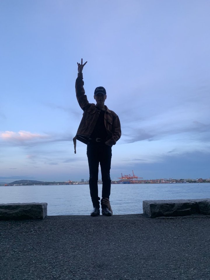 ตอนที่ไปเมือง Vancouver แล้วแจฮยอนถ่ายรูปใครเป็นคนจับขาแจฮยอน