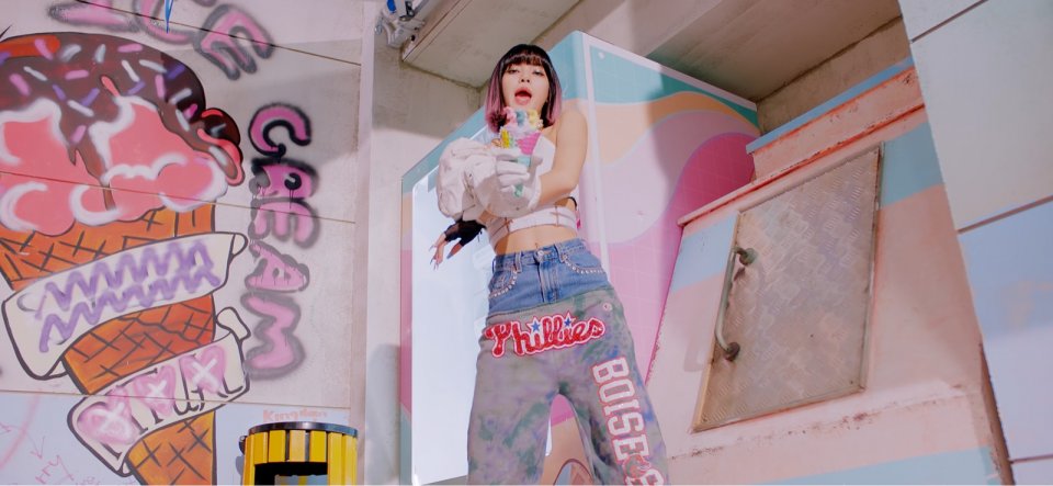 กางเกงที่ลิซใส่ MV Ice cream เป็นเเบรนด์ประเทศอะไร