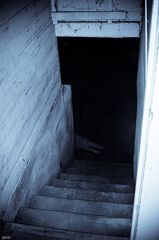 ห้องใต้ดินที่มืดมิด